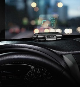 Para evitar o desvio de atenção do motorista, tecnologia indica dados de navegação no vidro para-brisa e pode ser utilizado em qualquer veículo