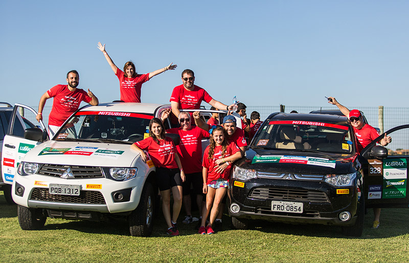 Equipes são formadas por dois carros - Foto: Gabriel Barbosa / Mitsubishi