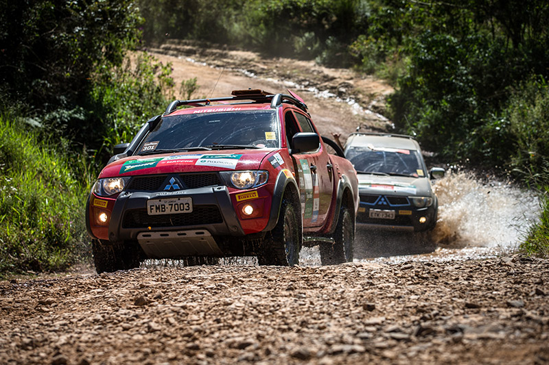 Percurso passará por montanhas e travessias de rios - Foto: Tom Papp / Mitsubishi