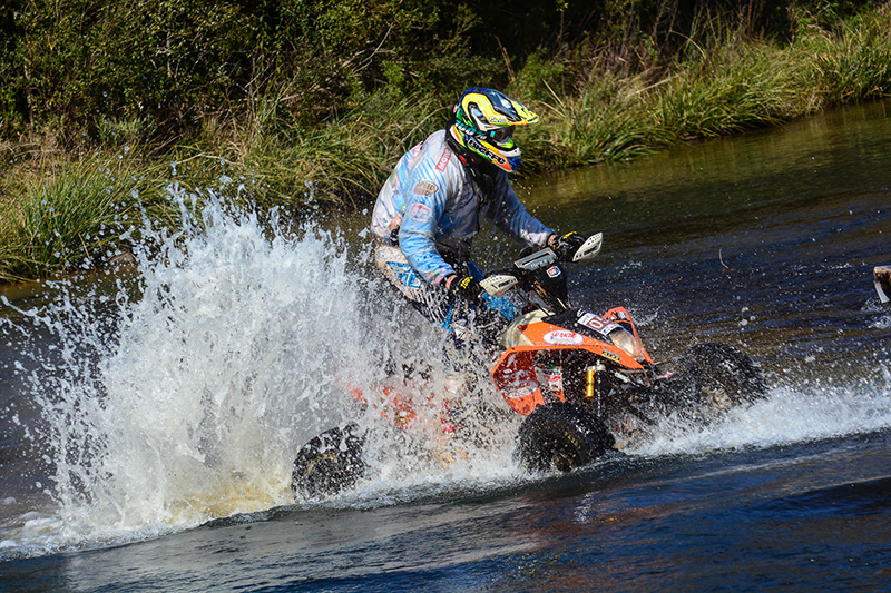 Piloto Jérémy Dubois na travessia de rio na Coxilha Rica na Serra Catarinense (Doni Castilho/DFotos)