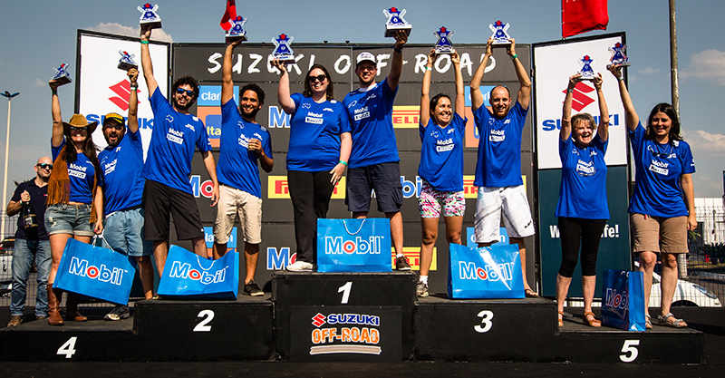 Campeões comemoram no pódio - Foto: Tom Papp / Mitsubishi