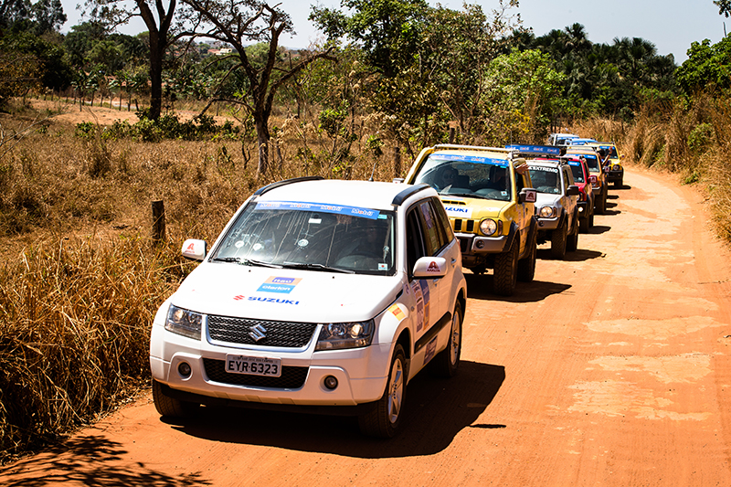Modelos da Suzuki participam do rali - Foto: Tom Papp / Mitsubishi