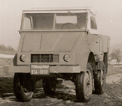 O primeiro protótipo de Dezembro de 1946, com motor a gasolina (OM 636) e pneus de caminhão