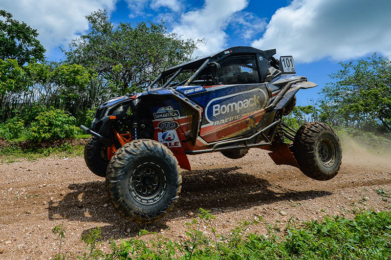 Deni Nascimento e Idali Bosse lideram o Brasileiro de Rally Cross Country com o UTV Can-Am Maverick X3. Crédito: Doni Castilho/DFotos/Mundo Press