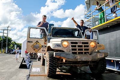 Fernando Lage e o navegador Gustavo Schimidt (à esquerda), atuais campeões dos carros no Rally Transbahia - Foto: Haroldo Nogueira