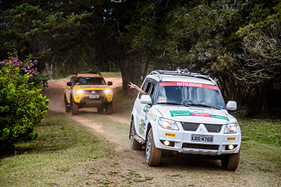 No Mitsubishi Outdoor, são dois carros em cada equipe - Foto; Tom Papp / Mitsubishi