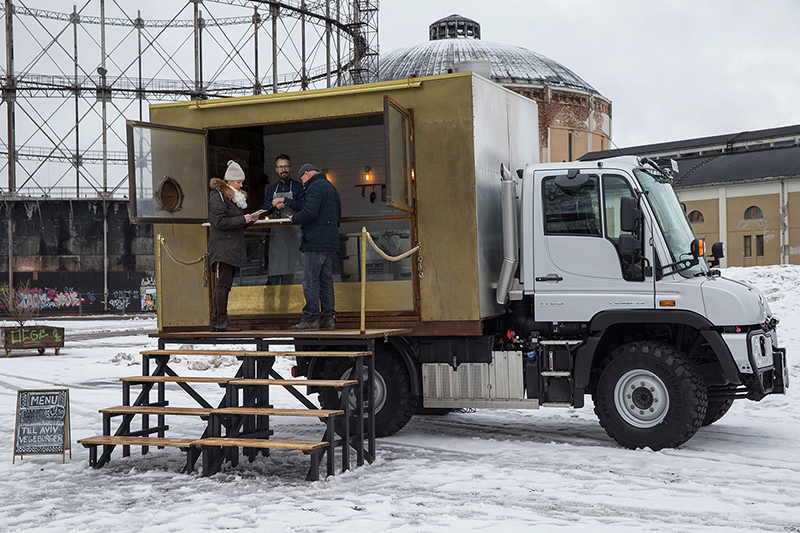 Der Food-Fotograf Sami Repo in seinem selbstgebauten Food-Truck.