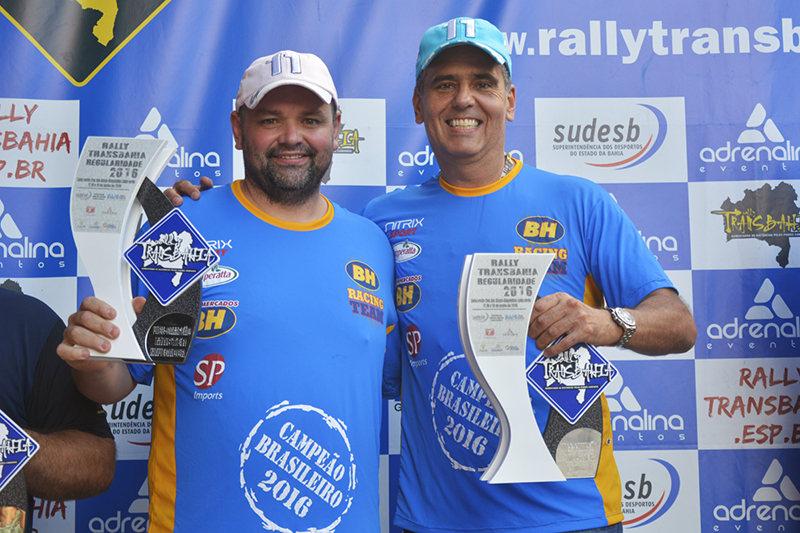 Renato Martins e Enedir da Silva Júnior comemoraram a conquista do Brasileiro (Lipe Nascimento/Clube Radical)