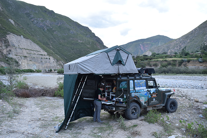 Acampamento na beira do rio  -  Peru