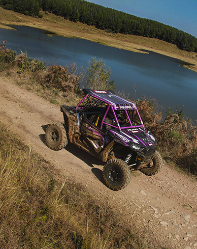 Helena Deyama a bordo do UTV Polaris RZR 900 (Luciano Santos/DFotos)