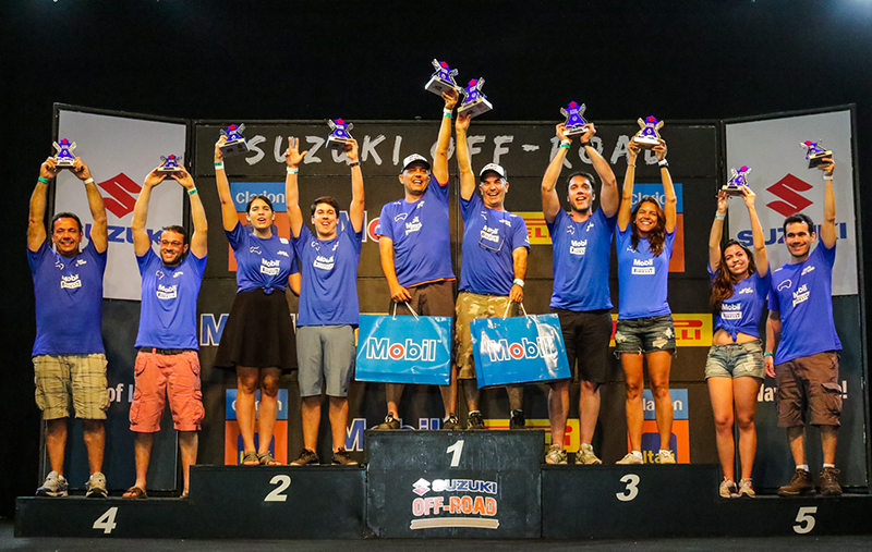 No final da etapa, os melhores do rali subiram ao pódio - Foto: Cadu Rolim / Suzuki