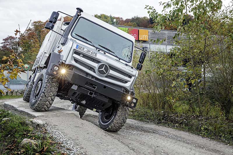Unimog U 4023 in Schräglage auf dem Außenparcours des Unimog-Museums in Gaggenau. ; Unimog U 4023 laterally inclined on the outdoor track of the Unimog Museum in Gaggenau.;