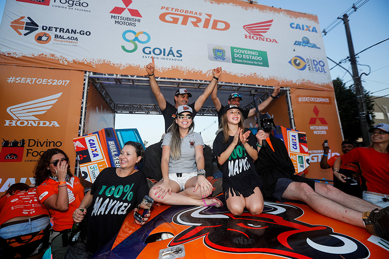 Campeões na Protótipos T1 comemoram na rampa de chegada, no sábado (Magnus Torquato/Fotop)