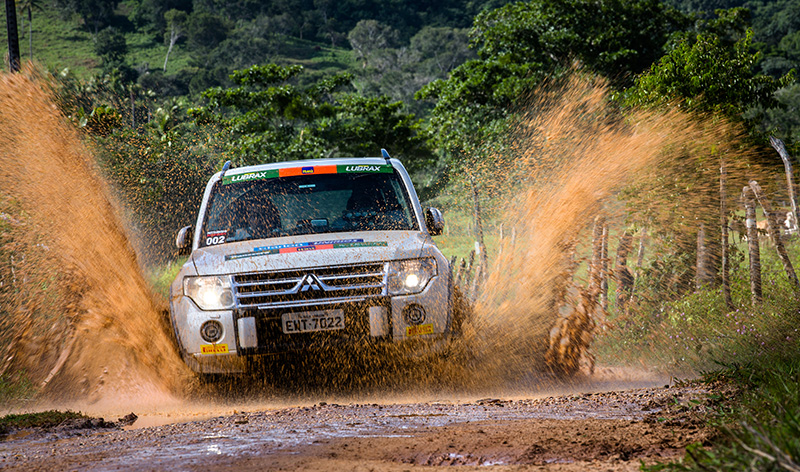Muita emoção à bordo dos veículos 4x4 - Foto: Tom Papp / Mitsubishi