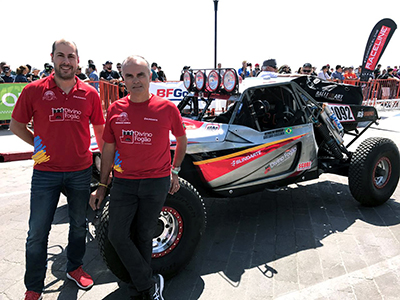 Gustavo Gugelmin (E) e Reinaldo Varela (D) com o buggie (Foto: Divulgação)