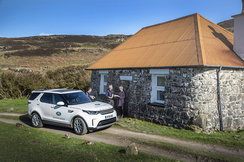 Voluntários da Land Rover fazem entregas em endereço de três palavras – do aplicativo what3words – a pessoas na Ilha de Mull, na Escócia