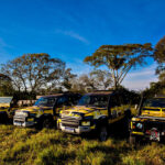 LAND ROVER CELEBRA 10 ANOS DO ONÇAFARI E ENTREGA MAIS DOIS DEFENDER AO PROJETO