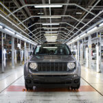 Polo Automotivo da Stellantis em Pernambuco chega à marca de 450 mil unidades produzidas do Jeep® Renegade