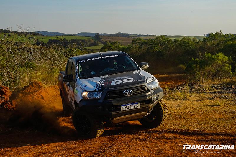 Toyota Hilux em uma prova de rally regularidade do Transcatarina