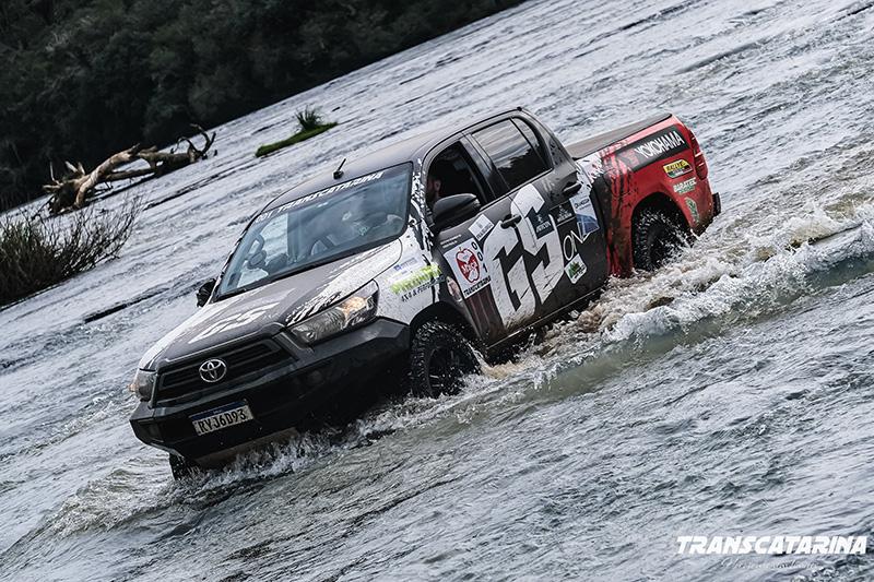 Toyota Hilux em uma prova de rally regularidade do Transcatarina