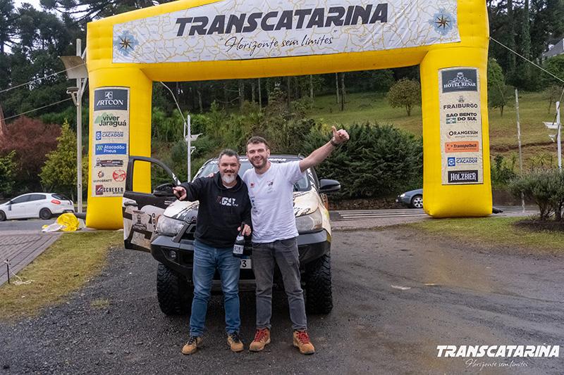 Gustavo Schmidt e Tiago Poisl no Transcatarina Rally de Regularidade Hilux